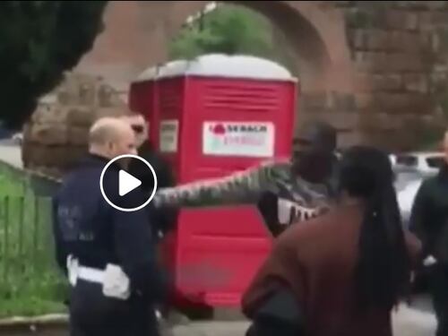 "Anche se ha ucciso, non toccarlo". Poi l'immigrato colpisce l'agente