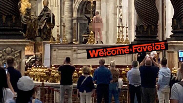 “Salvate i bambini ucraini”. E si spoglia nudo sull’altare di San Pietro