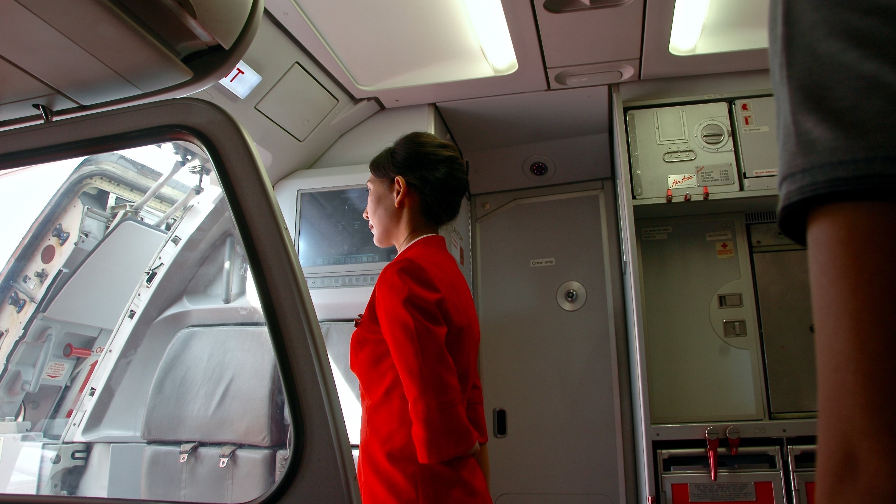 Compagnia aerea minaccia di licenziare il personale: "Troppo grasso"