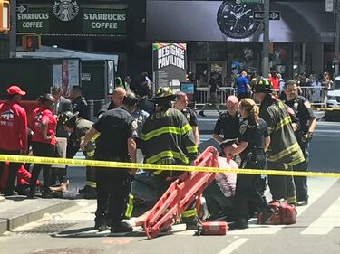 Auto travolge i pedoni a Times Square 6