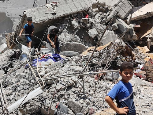 Gaza, venti civili uccisi nella ressa per gli aiuti "Hamas tra la folla"