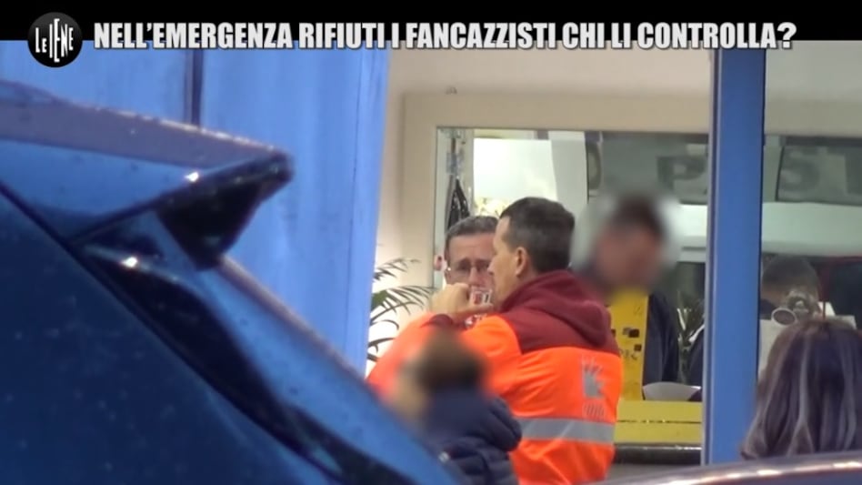 C'è l'emergenza rifiuti? I dipendenti Ama fanno tutto tranne che lavorare