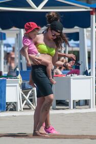 Michelle Hunziker, sexy in spiaggia con le figlie 18