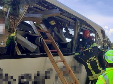 Grave incidente sull'A1, il pullman si ribalta. Le immagini dei vigili del fuoco 2
