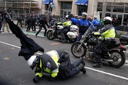Trump, proteste e scontri a Washington 2