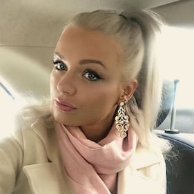 Mercedesz Henger, sexy sotto le luci fluo 6