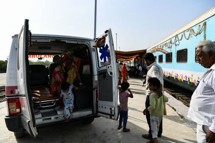 Il "vagone della salute" cura gratis i più poveri dell'India 10