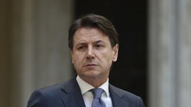 Mascherine, bar e feste private, Conte: "Meno libertà per salute"