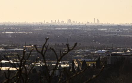 Bergano, lo skyline di Milano ben visibile dalle mura di città alta 1