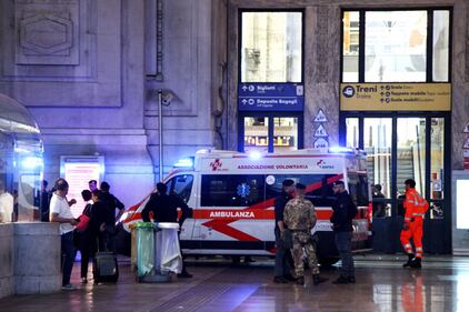 Milano, i soccorsi dopo l'aggressione in centrale 11