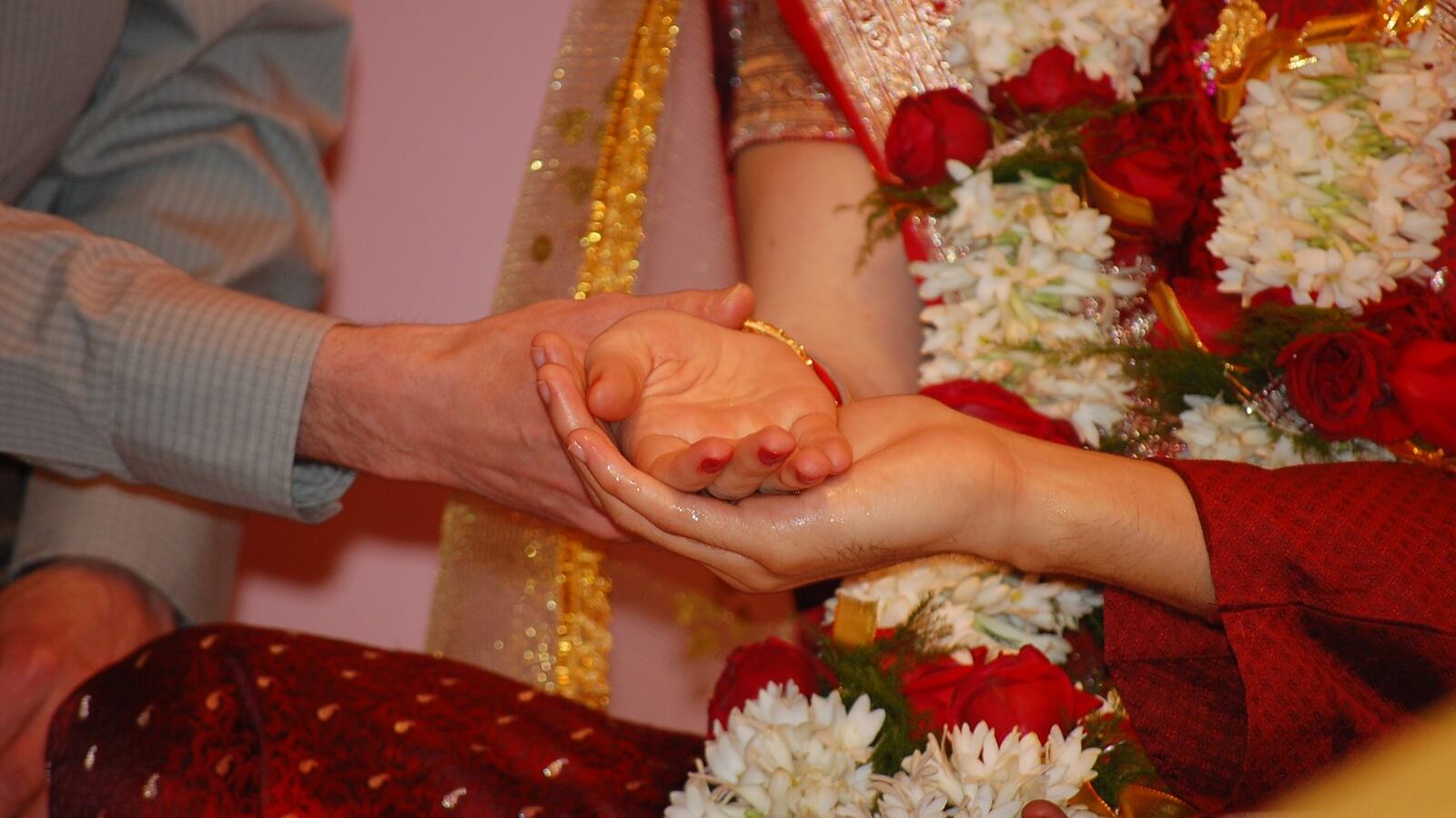 Sposa muore durante le nozze: la "sostituiscono" così