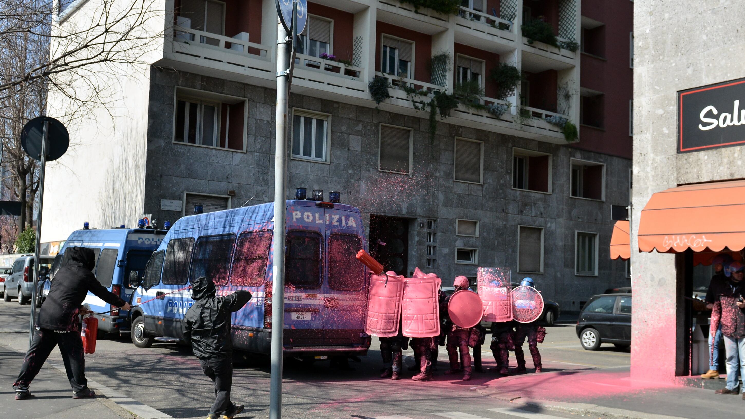 Milano come il G8: lancio dell'estintore agli agenti