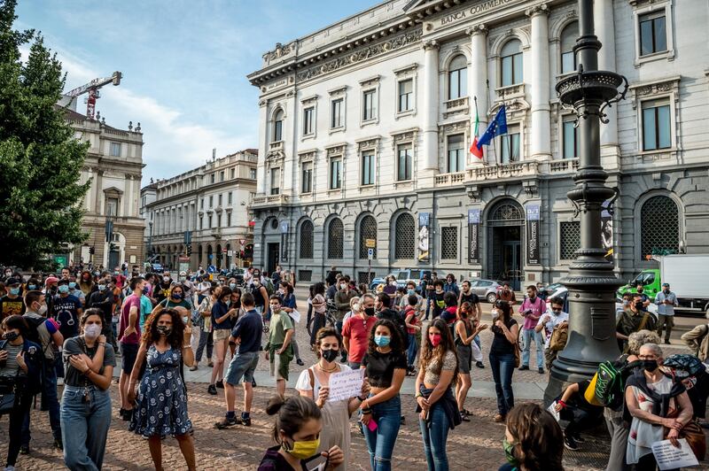 Femministe in piazza a Milano contro Montanelli 4