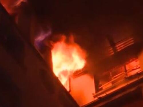 Parigi, incendio nel quartiere del Bataclan: tre morti e decine di feriti