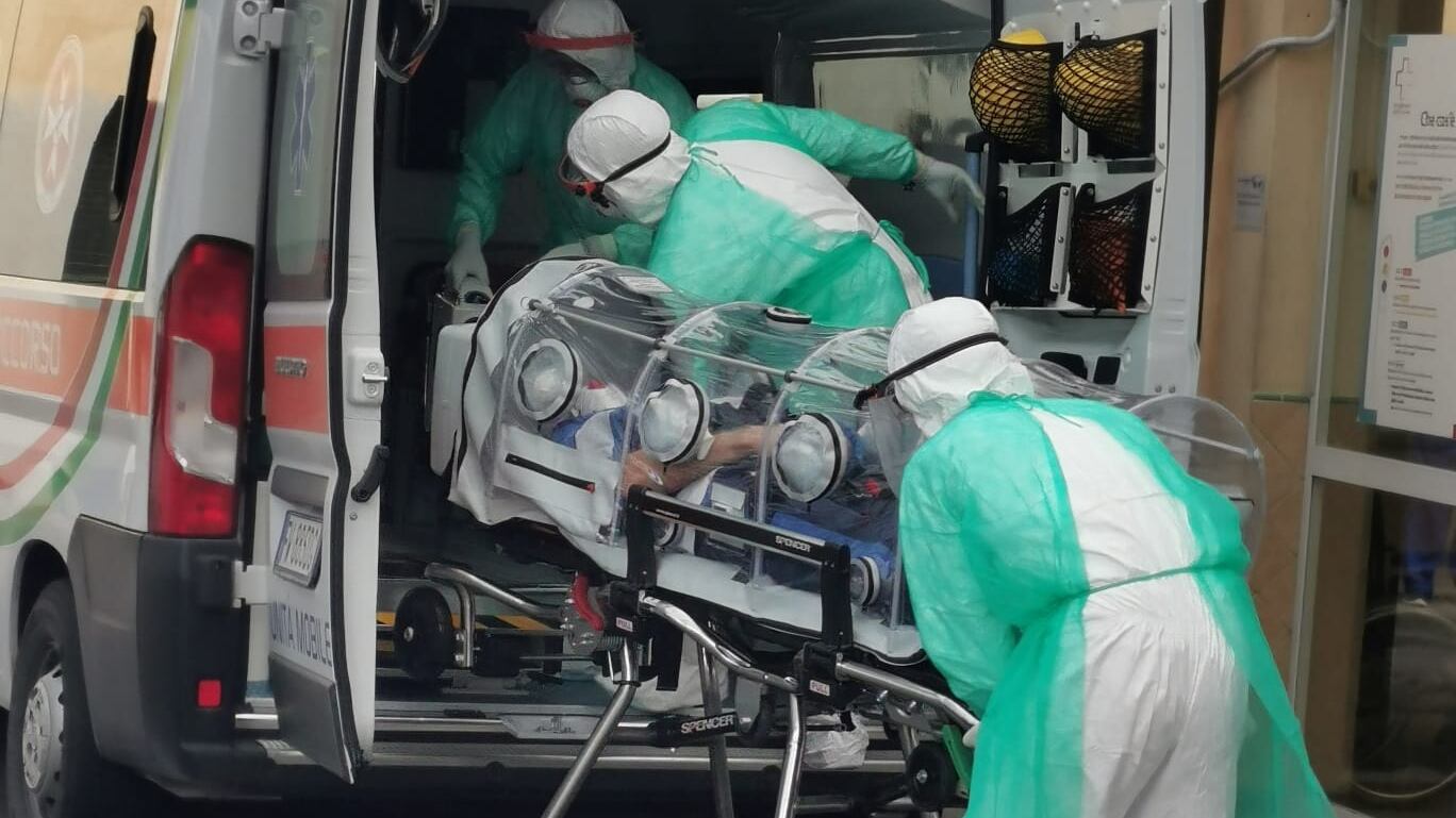 "Infettati, uno su due ha meno di 65 anni"