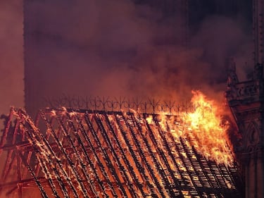 Notre Dame in fiamme: le foto del salvataggio 10