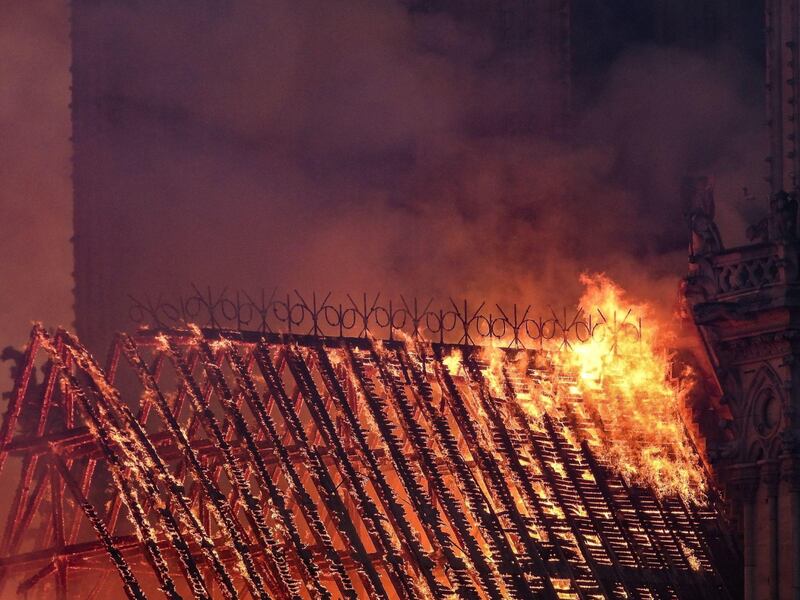 Notre Dame in fiamme: le foto del salvataggio 10