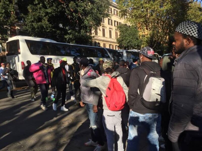 I migranti in corteo per chiedere più diritti 12