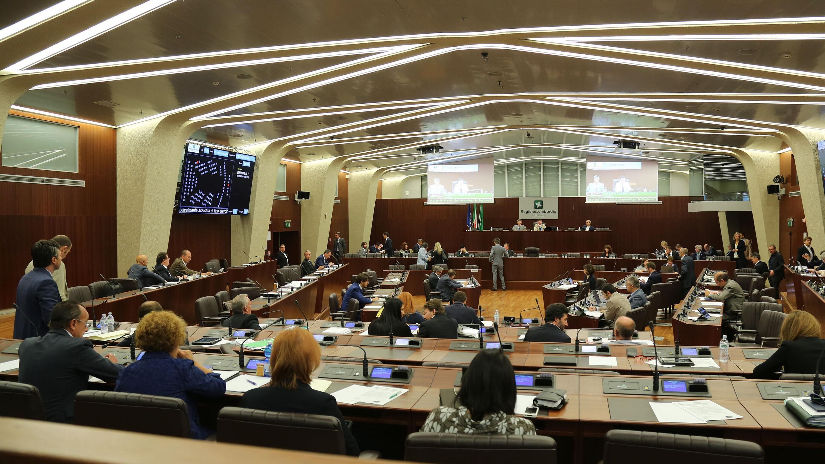 Taglio dei vitalizi: passa la mannaia ma Ncd non ci sta