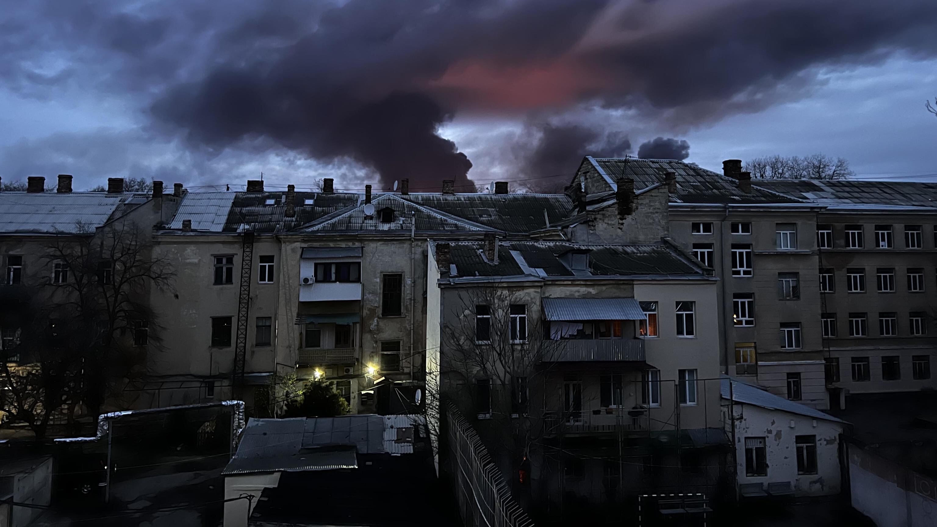 Missili, incendi ed esplosioni: i russi attaccano Odessa