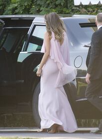 Melania in rosa (con le spalle scoperte) al matrimonio del segretario al Tesoro 2