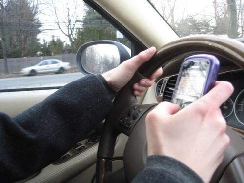 Cellulare alla guida, interessi sulle multe e super car: come cambia il codice della strada
