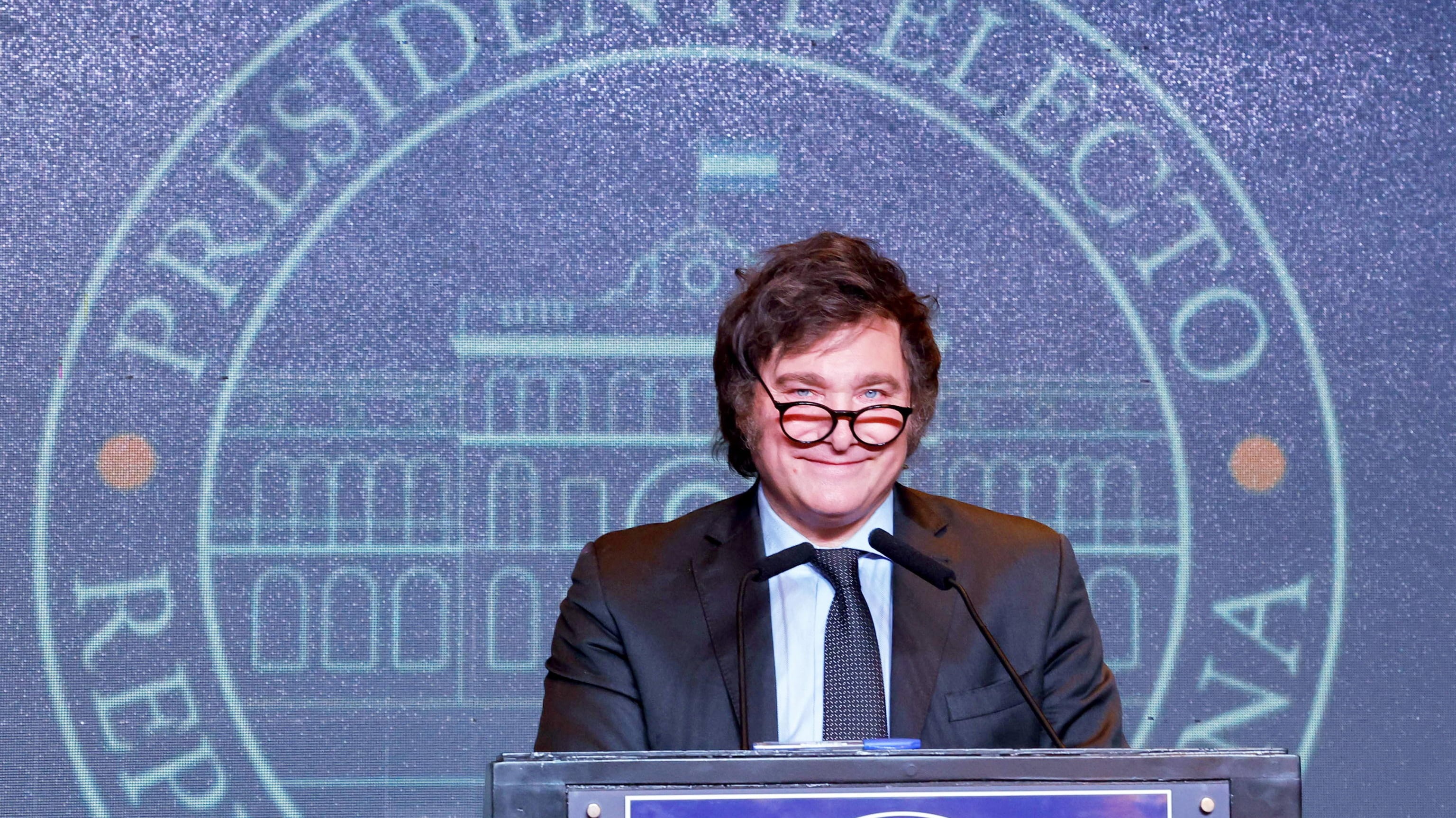 Tagli, privatizzazioni e lotta ai soldi facili: la ricetta con cui Milei ha conquistato l'Argentina