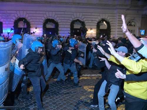 Pomeriggio di guerriglia nel cuore di Roma: idranti, cariche e quasi 100 persone in questura