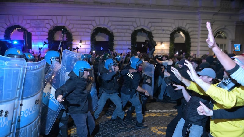 Pomeriggio di guerriglia nel cuore di Roma: idranti, cariche e quasi 100 persone in questura