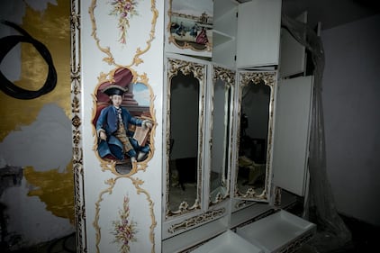 Lo sfarzo kitsch nei villini abusivi dei Casamonica 8