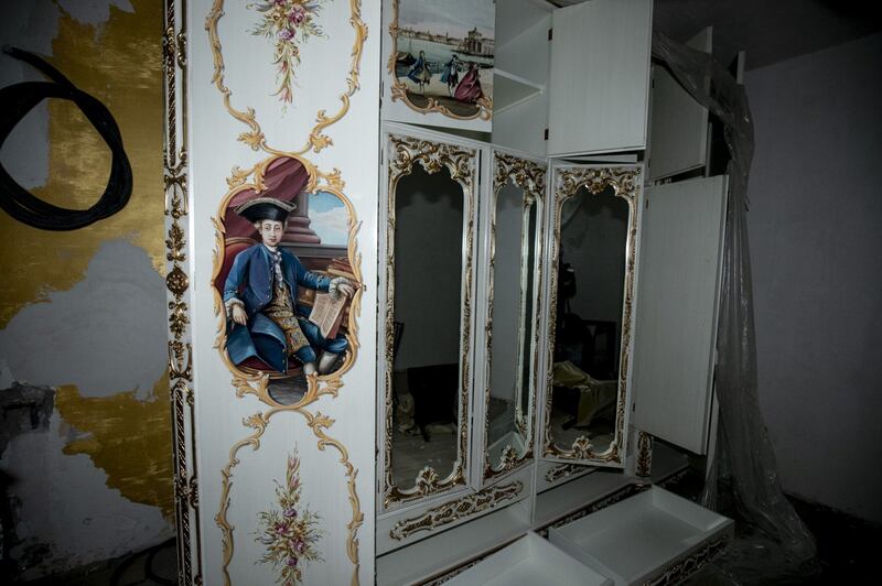 Lo sfarzo kitsch nei villini abusivi dei Casamonica 8