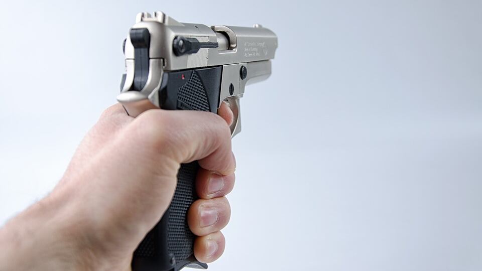 Milano, ammazzato con 4 colpi di pistola davanti al nipotino