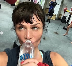 Helena Christensen seducente al sole  4