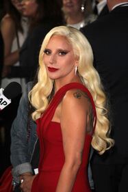 Lady Gaga, spacco mozzafiato e baci al fidanzato sul red carpet 63