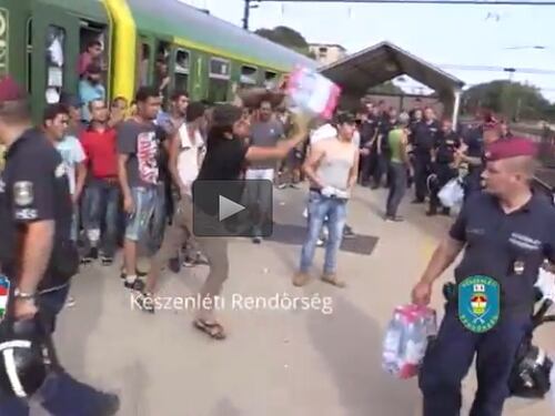 La rabbia degli immigrati bloccati in Ungheria: buttano via cibo e acqua