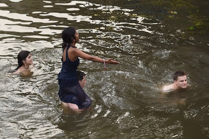 Gli studenti di Cambridge festeggiano tuffandosi nel fiume 7