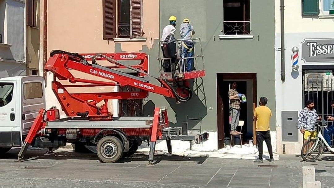 Sfregio nel centro storico a Manerbio in provincia di Brescia: cancellata con la vernice una Madonna dell'Ottocento