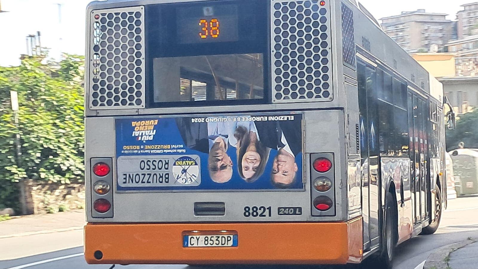 Candidati della Lega a testa in giù sul bus e manifesti vandalizzati: è polemica. Il partito: "Non ci lasceremo intimidire"