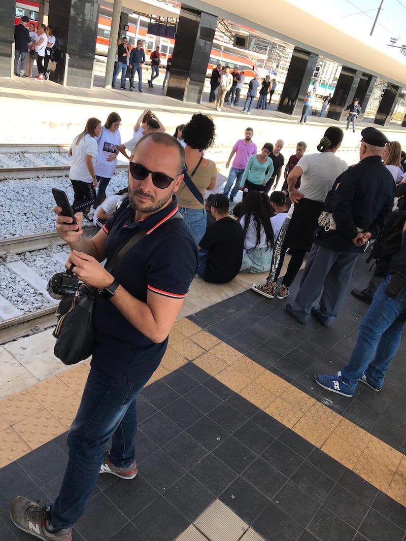 La stazione di Napoli ostaggio dei familiari degli italiani scomparsi in Messico 4