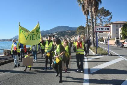 La marcia dei gilet jaunes verso la frontiera di Ventimiglia 5