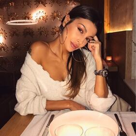 Cristina Buccino, scollatura hot a cena 2