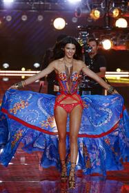 Kendall Jenner sul palco di Victoria's Secret 11
