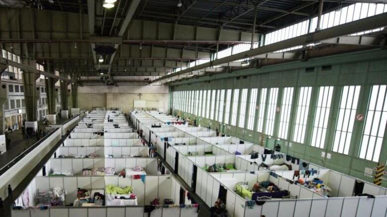 Nell'ex aeroporto di Hitler i rifugiati vivono in condizioni disastrose