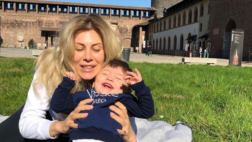Paola Caruso a spasso per Milano, il web insorge: "Sei da denuncia, stai a casa"