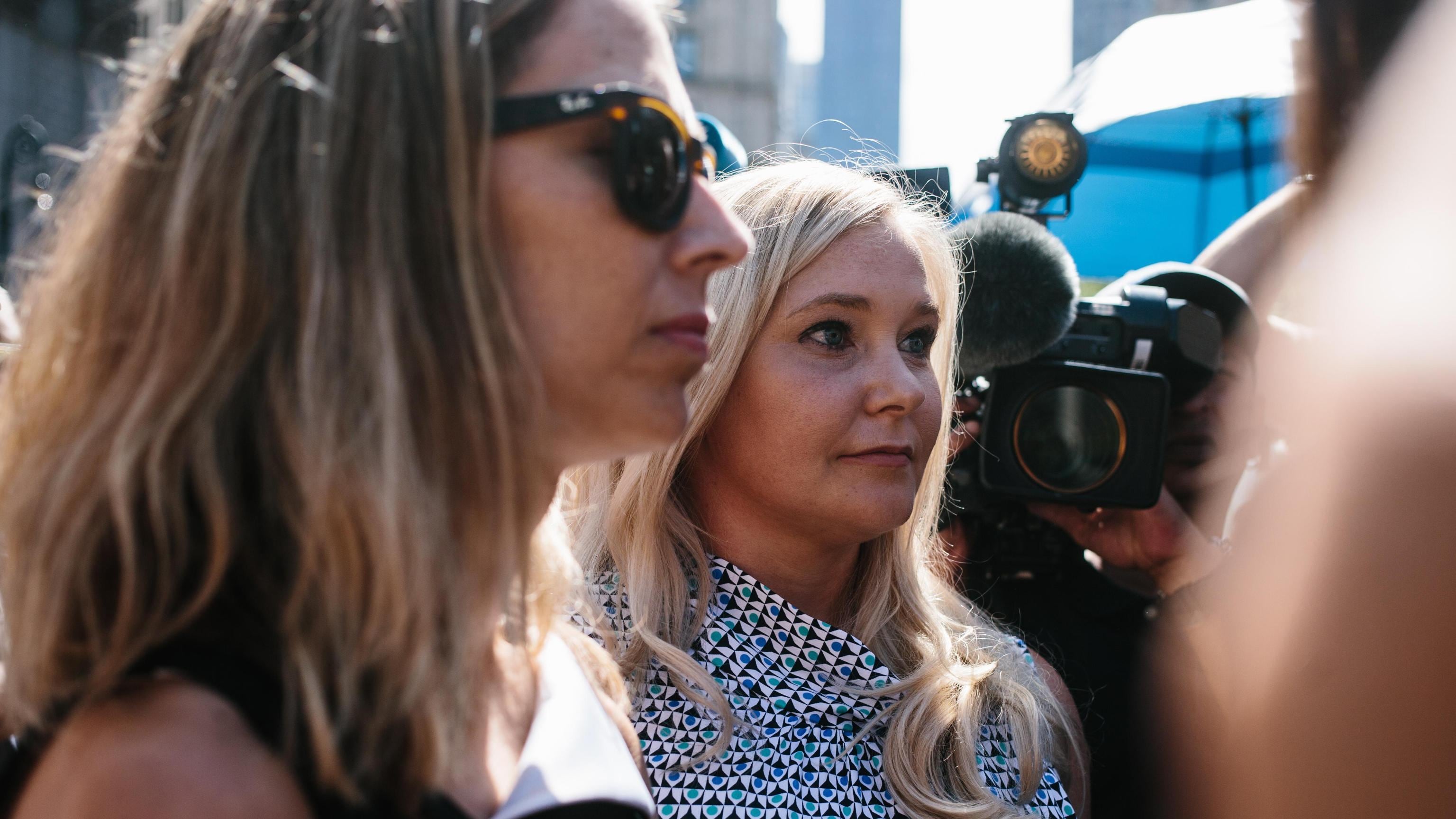 "Mi hanno sfruttata per sesso": le accuse choc della nuova testimone nel caso Epstein-Maxwell