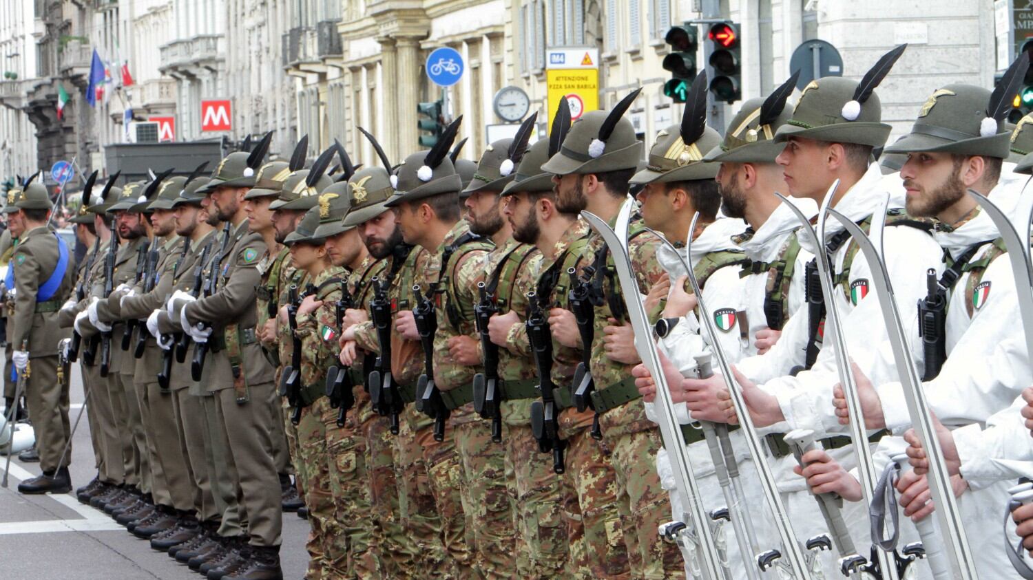 A Milano sfilano gli Alpini: 500mila penne nere invadono il centro