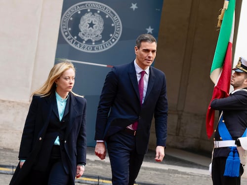 Ceuta, Sanchez alza lo scontro e minaccia l’Italia: “Stop controlli alle frontiere entro 48 ore o prenderemo misure proporzionate”. Ira di Palazzo Chigi: “Non accettiamo ultimatum”