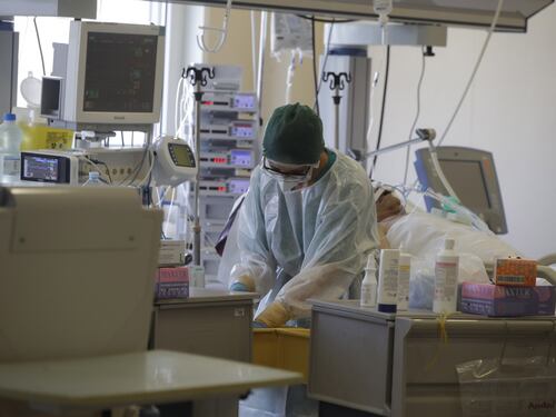 Negli ospedali allarme medici ma calano contagi e ricoveri