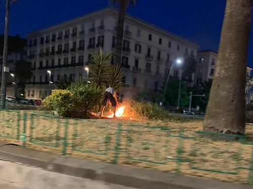 Napoli, lavavetri urinano e appiccano fuochi in un'aiuola in pieno centro