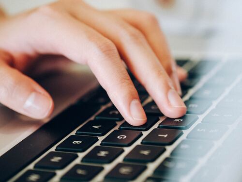 Dalla diffamazione ai reati di istigazione. La sfida per trovare gli utenti "anonimi"